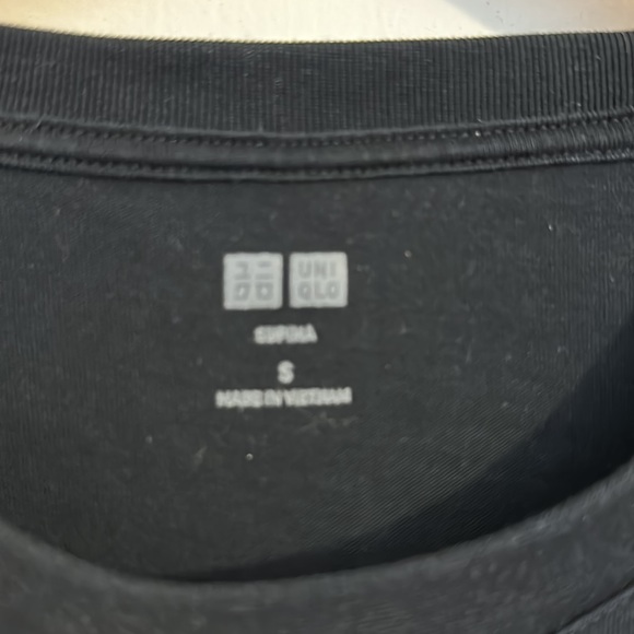 Uniqlo black tee - Picture 2 of 3